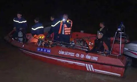 Lật sà lan ở ngã ba sông, bé gái 6 tuổi mất tích